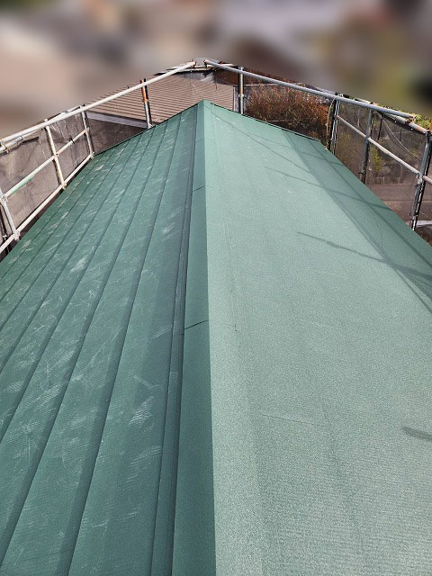 .軽量なガルバリウム鋼板の表面材、遮熱性能を持つ特殊な塗膜、断熱材が一体化された構造