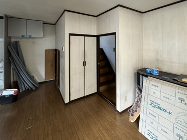 施工前:階段下収納