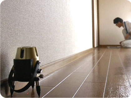 内壁や床の痛み状況や傾きを確認